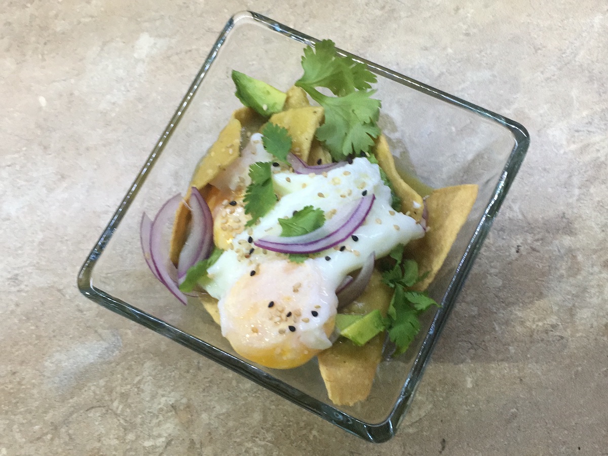 Chilaquiles verdes con huevos pochados